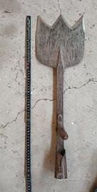 Antico tagliafieno in ferro forgiato