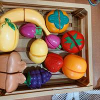 Frutta e verdura giocattolo con indicazioni di tag