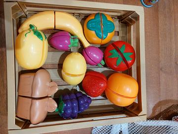 Frutta e verdura giocattolo con indicazioni di tag