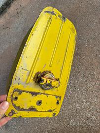 Vespa 50 Giallo cromo, serbatoio conservato