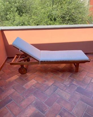 Lettino prendisole in legno con cuscino e ruote