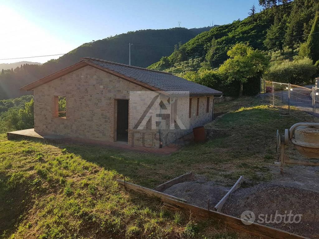 Rustico / Casale di 2610 m² con più di 5 locali a - Altro