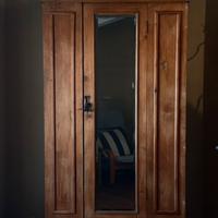 Armadio vintage in legno con specchio e cassetto