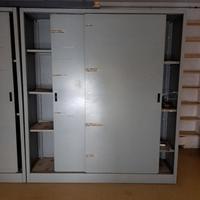 Armadio metallico alto con ante scorrevoli