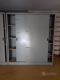 Armadio metallico alto con ante scorrevoli