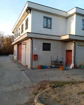 Capannone con uffici e appartamento