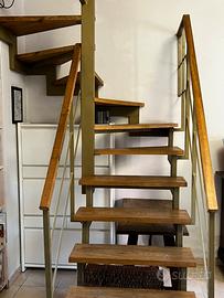 Scala interna struttura in ferro gradini in rovere