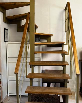 Scala interna struttura in ferro gradini in rovere