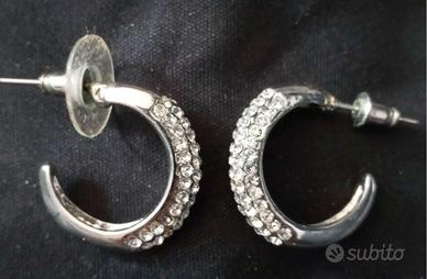 Orecchini a cerchietto con brillantini
