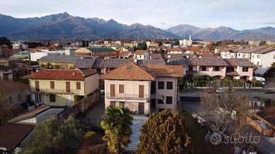 Villa di 358 m² con più di 5 locali e box auto dop