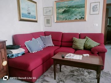 divano angolare rosso