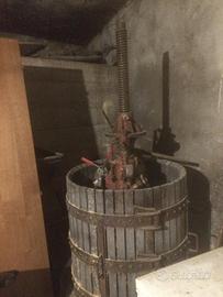 Torchio uva con martinetto idraulico