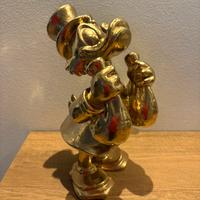 Zio paperone con in mano i sacchi di soldi