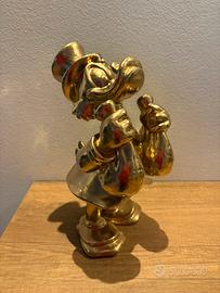 Zio paperone con in mano i sacchi di soldi