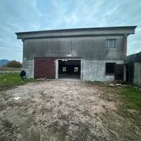 Terreno edificabile, capannone e abitazione