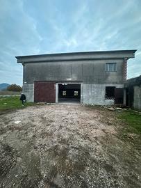 Terreno edificabile, capannone e abitazione