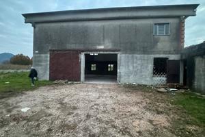 Terreno edificabile, capannone e abitazione