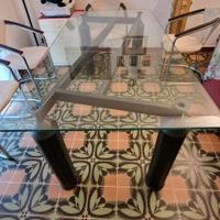 Tavolo da pranzo con piano in vetro