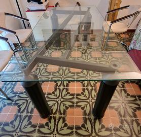 Tavolo da pranzo con piano in vetro