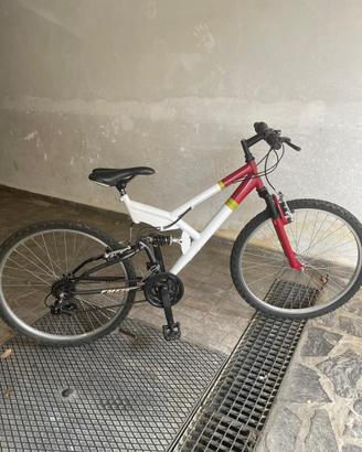 Bicicletta Mountain bike 28 pollici a 18 rapporti