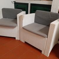 Salotto giardino con cuscini 