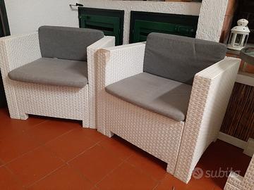 Salotto giardino con cuscini 