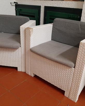 Salotto giardino con cuscini 