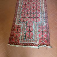 tappeto con decorazioni geometriche scendiletto 