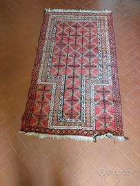 tappeto con decorazioni geometriche scendiletto 