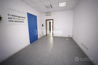 Via Doria 16 - Negozio con una luce su strada