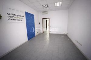 Via Doria 16 - Negozio con una luce su strada