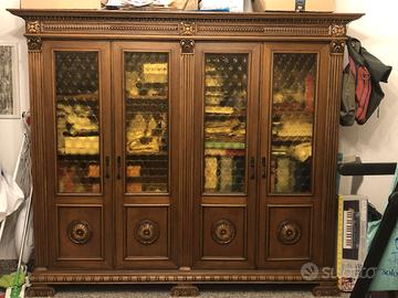Mobile in legno massello con vetrinette