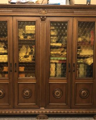 Mobile in legno massello con vetrinette