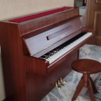 Pianoforte Jamaha a muro in ciliegio 