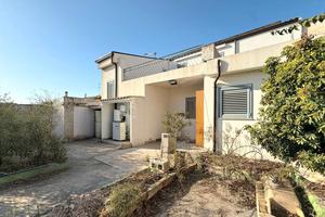 Casa singola con doppio cortile e terrazza