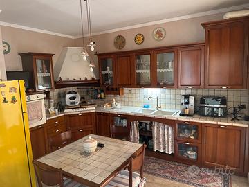 Cucina con elettrodomestici