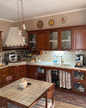 Cucina con elettrodomestici