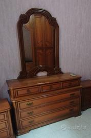 comò in noce stile Rinascimento