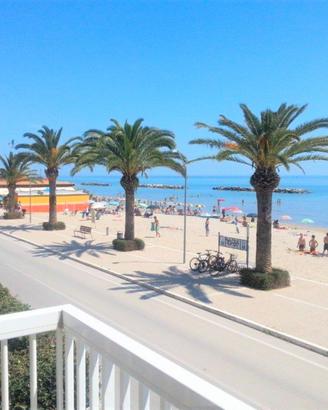 Cupra marittima a 10 metri dalla spiaggia