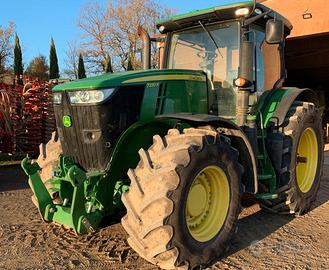 Trattore gommato John Deere 7230R