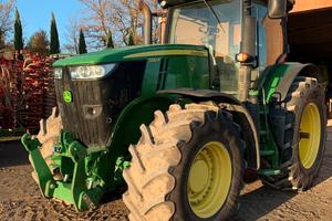 Trattore gommato John Deere 7230R