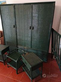 Questo è un armadio in rattan verde a tre ante