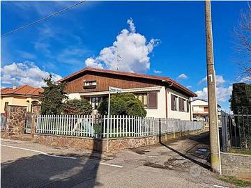 Immobile in asta di 335 m² con 4 locali e box auto