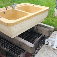 Lavello in graniglia di marmo giallo