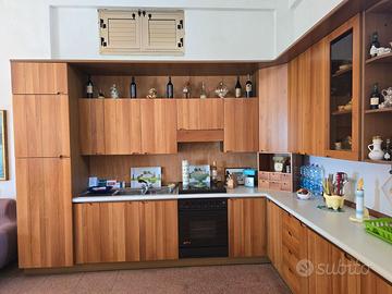 Cucina marca DIOMO con aggiunta penisola e mobile