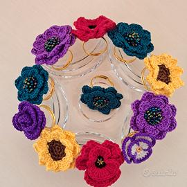 anelli regolabilicon fiori lavorati all'uncinetto 