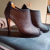 Scarpa con tacco nera