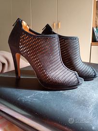 Scarpa con tacco nera