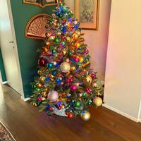 Albero di natale completo di addobbi e luci