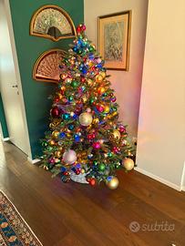 Albero di natale completo di addobbi e luci